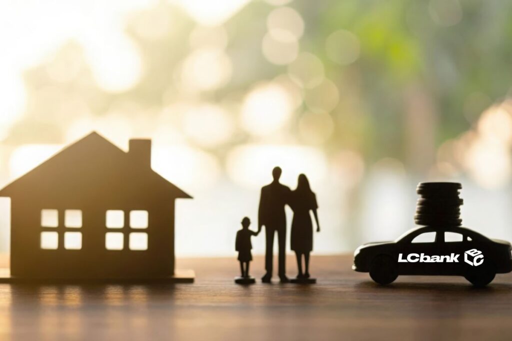 Silhueta de uma família com pai, mãe e filha entre uma casa e um carro com o logotipo do LCbank, representando estabilidade financeira, realização de sonhos e segurança patrimonial. Ao fundo, luz suave do pôr do sol cria um clima acolhedor e de esperança.