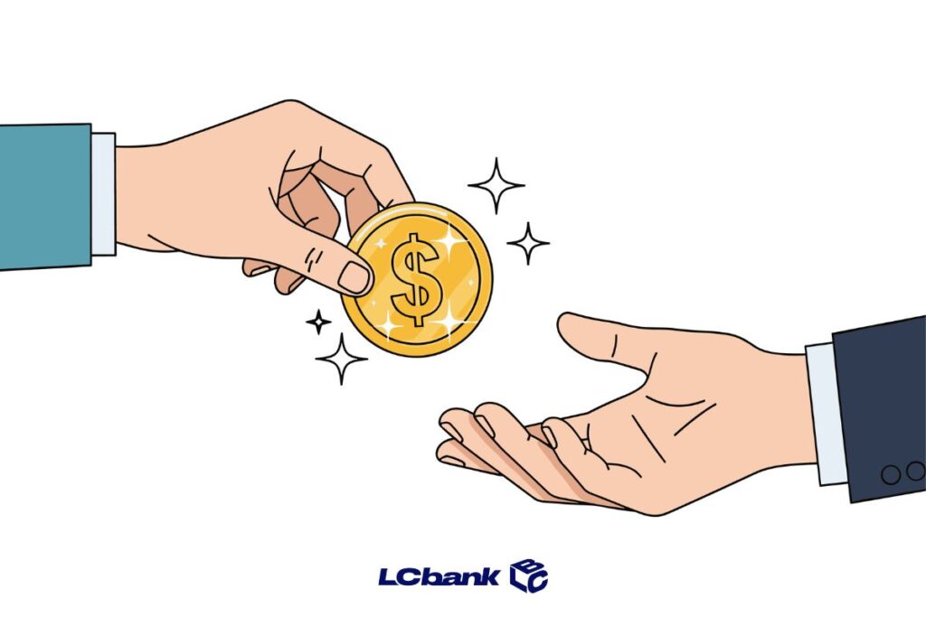 Mão entregando moeda de dólar para outra mão.