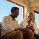 Casal sorrindo olhando para celular, público RPV Federal