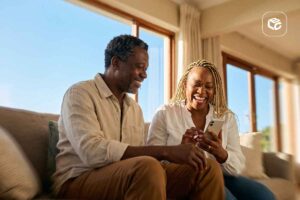 Casal sorrindo olhando para celular, público RPV Federal